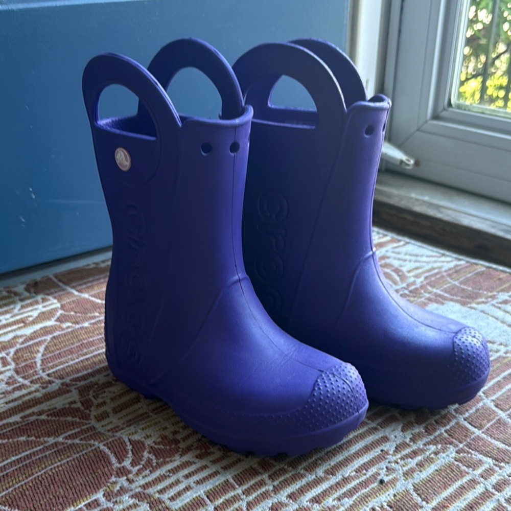 Big Girls Size 1 CROCS Purple Rain & Snow Boots Waterproof Design
